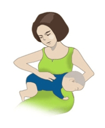 아기를 엄마 무릎위에 눕혀서 손바닥으로 쓸어주는 그림